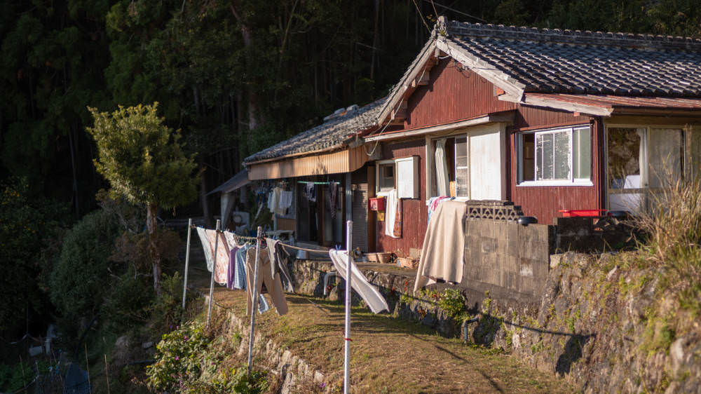 Clothes drying in the late afternoon sunlight as the Ise-ji cuts directly through the yard of an old Japanese-style home.