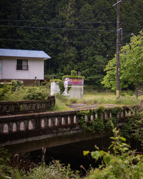 A replica of a greek statue outside of the love hotel. 